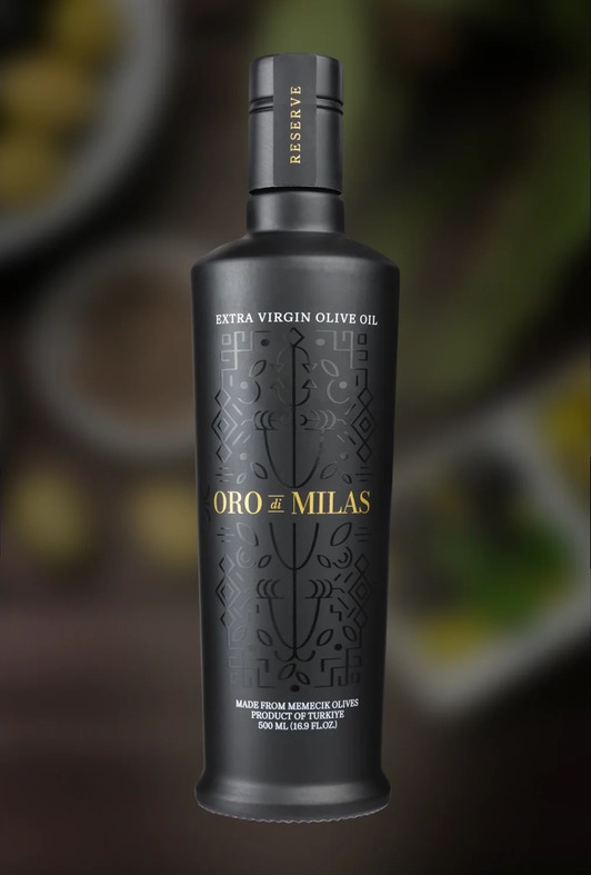 Studioaufnahme der mattschwarzen 500 ml Oro di Milas Flasche mit goldener Schrift und traditionellem Relief
